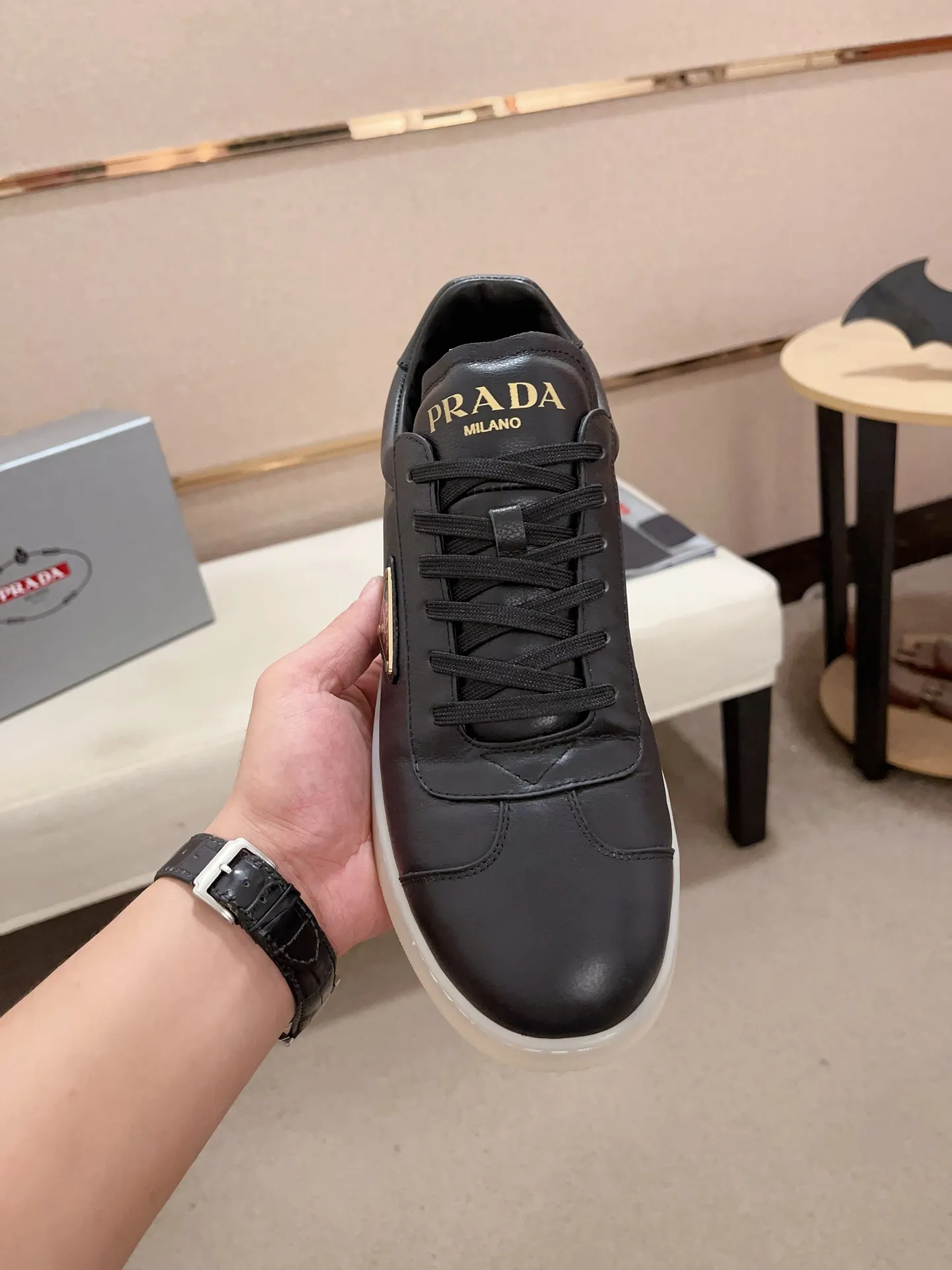 Men's Men's Shoes 💰 500💰 ✔️✔️✔️Higher version High-quality new PRADA (Prada) counters are launched simultaneously. The new men's shoes and 😘fabrics are made of high-tech glue-making technology. Lining: Full cowhide lining. 👍🏿 High-end ☄️ air-cushion molded anti-slip rubber outsole, exquisite lines, simple and elegant, comfortable and high-end for leisure travel. Code number: 38 to 44 (45 can be customized and cannot be returned or exchanged)